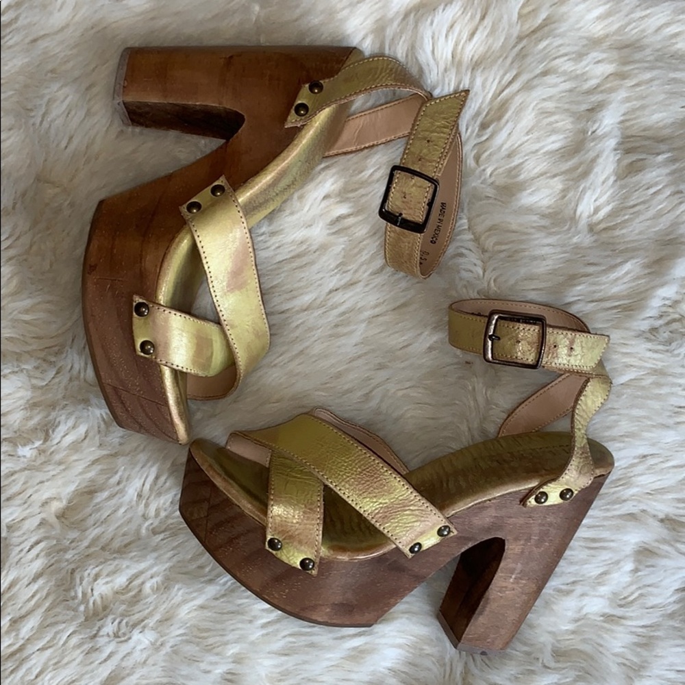 Bed|Stü  Rustic Yellow Wood Platform Kalah Sandals